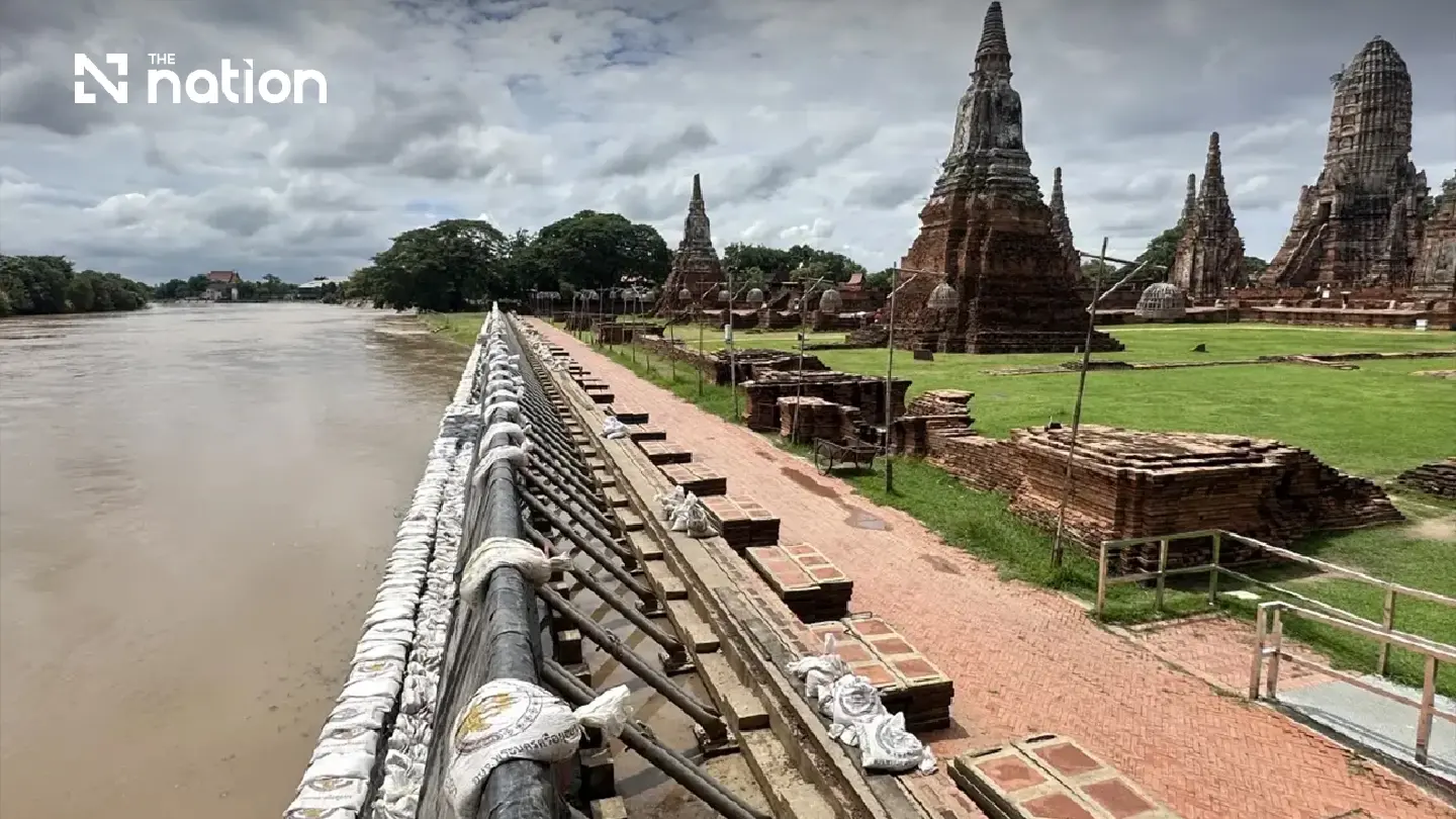 Monks and troops protect Ayutthaya temples as Chao Phraya rises Monks and troops protect Ayutthaya temples as Chao Phraya rises
