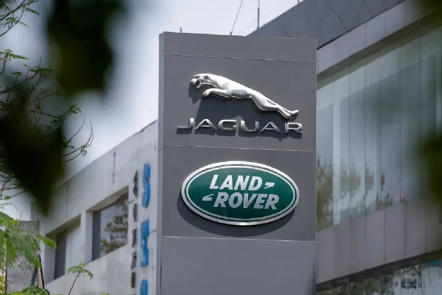 4,000 jobs to go as Jaguar Land Rover cuts costs 4,000 jobs to go as Jaguar Land Rover cuts costs