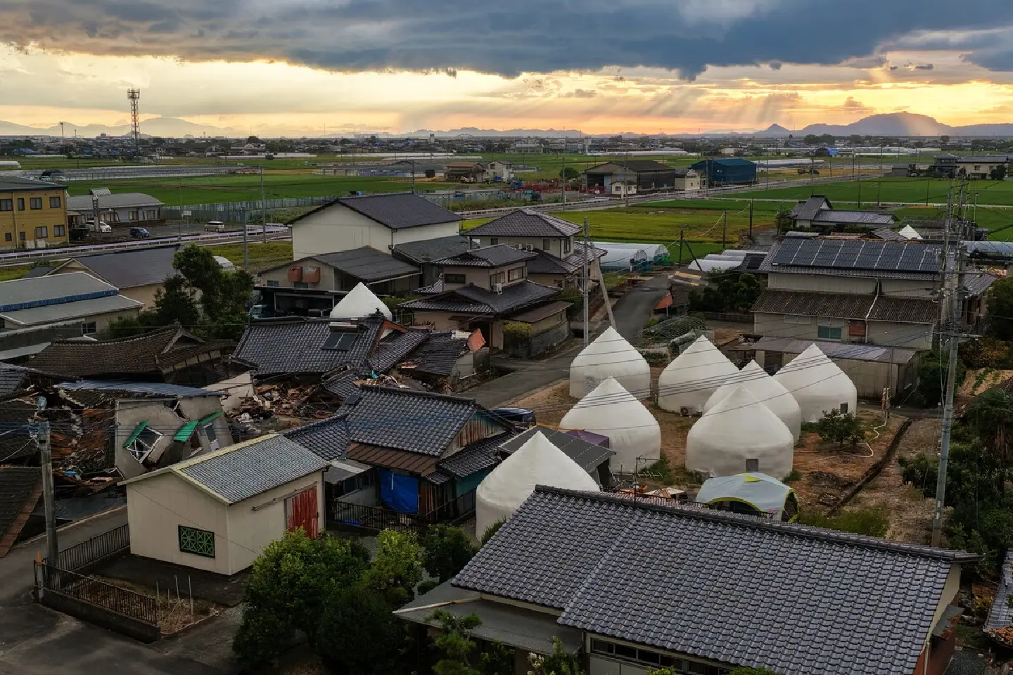 Manga artist funds rapid shelters for Kumamoto quake victims Manga artist funds rapid shelters for Kumamoto quake victims