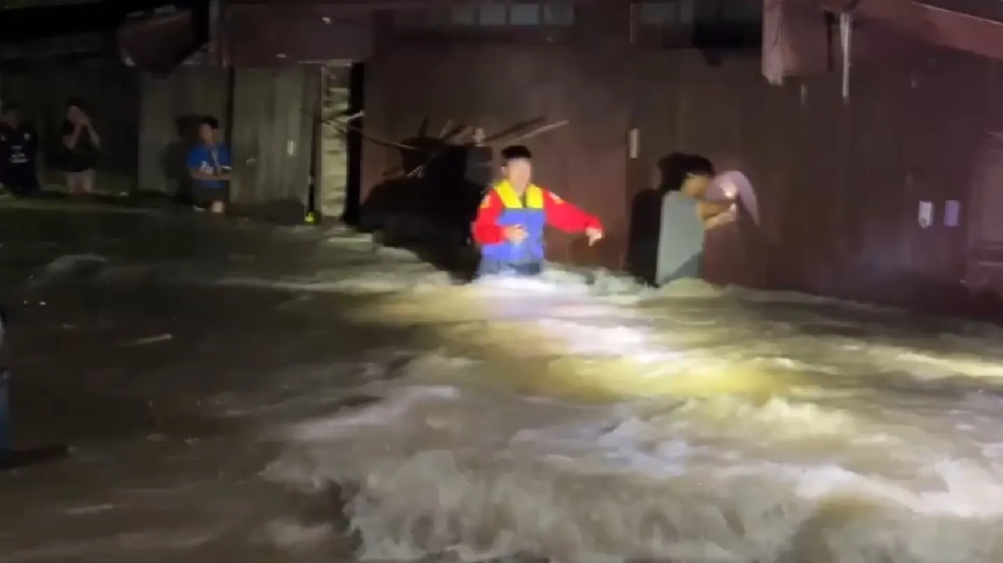 Rescuers evacuate bedridden patients as overnight floods hit almost 100 homes in Phetchaburi Rescuers evacuate bedridden patients as overnight floods hit almost 100 homes in Phetchaburi