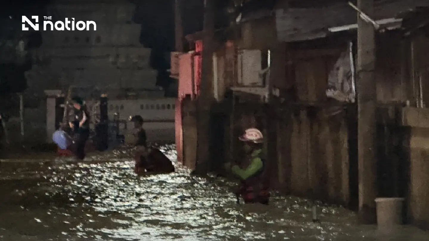 Rescuers evacuate bedridden patients as overnight floods hit almost 100 homes in Phetchaburi Rescuers evacuate bedridden patients as overnight floods hit almost 100 homes in Phetchaburi