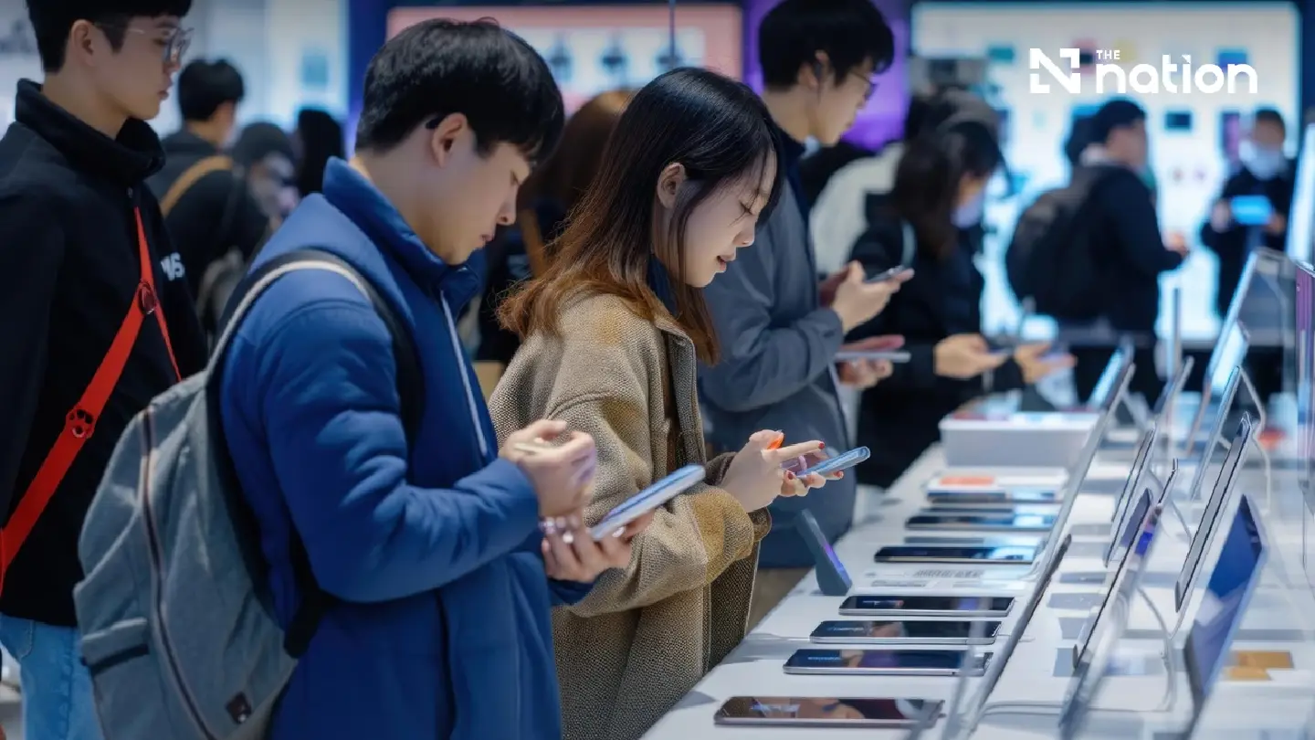 Global smartphone shipments fall 20% to 14-year Q3 low Global smartphone shipments fall 20% to 14-year Q3 low