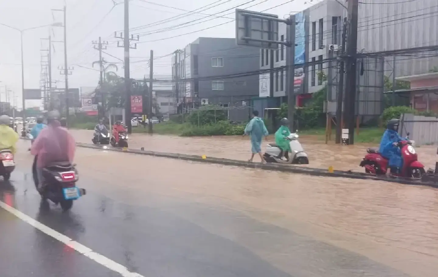 Department of Highways closes 4 routes in Kanchanaburi and Prachuap Khiri Khan due to floods and landslides on October 29, 2026. Department of Highways closes 4 routes in Kanchanaburi and Prachuap Khiri Khan due to floods and landslides on October 29, 2026.
