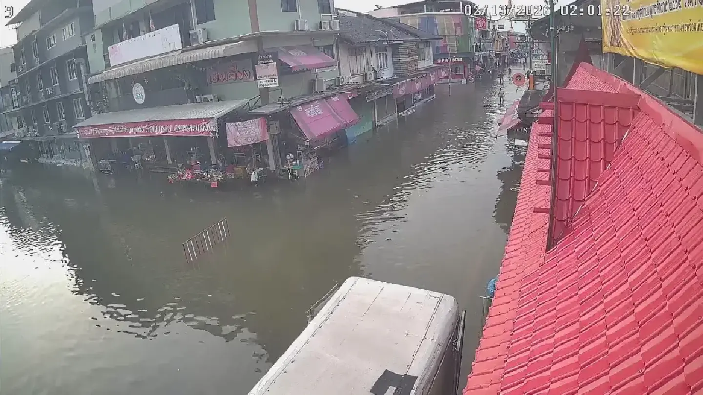 High tides flood Bang Saen and Mae Klong as eight areas face warning High tides flood Bang Saen and Mae Klong as eight areas face warning