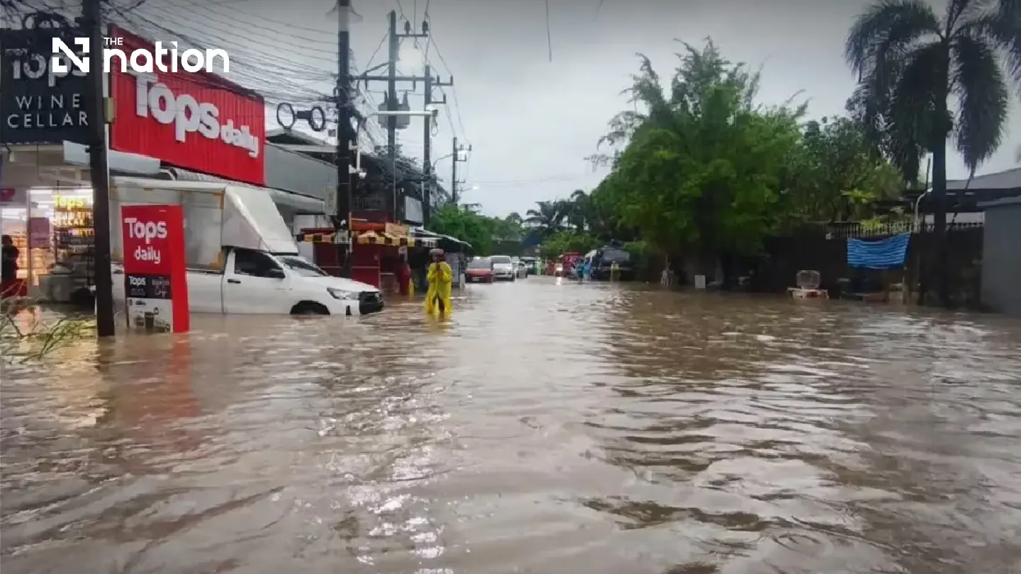 Phuket City issues red alert as roads flood on October 29 Phuket City issues red alert as roads flood on October 29